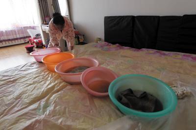 临潭楼上漏水，住户失联，小区没物管，业主维权难！律师来支招……